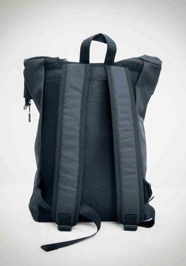 Plano reverso de la mochila de viaje impermeable con enfoque a las asas principales de la mochila