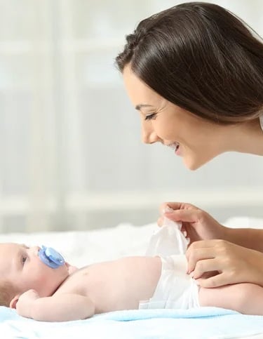 Gece hemşiresi anneye bebek bakımı konusunda destek verirken