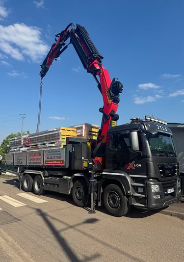Camion-grue JTLS en intervention à Champenoux pour la livraison de matériaux de chantier