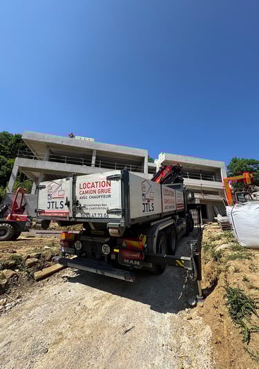 Camion-grue JTLS sur un chantier de construction en Meurthe-et-Moselle