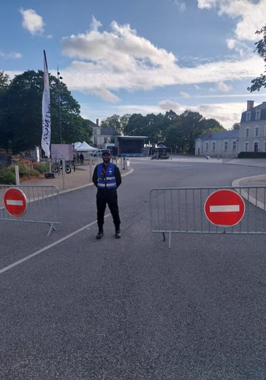 agent de sécurité de Seyf à l'entrée d'un festival 