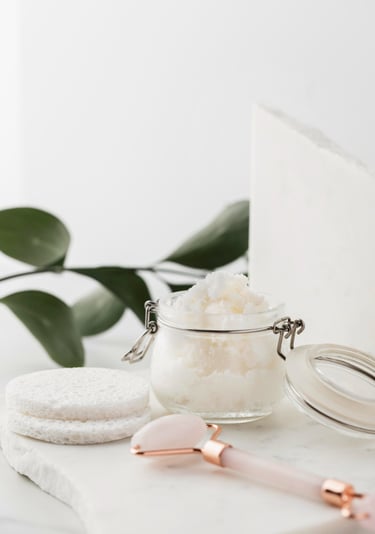 Potje met scrub in en een gezichtsmassage roller