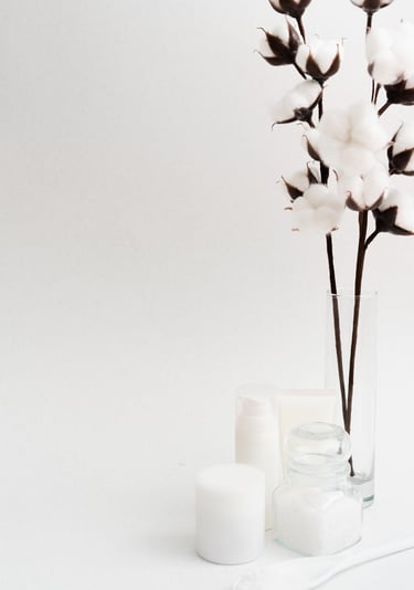 Witte achtergrond met witte bloemen en kaarsen