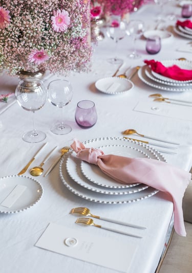 Une table de mariage avec un dressage à la française