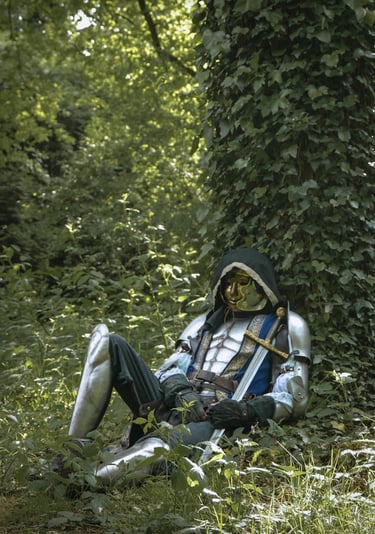Homme mystérieux en armure et tenue galonnée mystérieusement assis contre un arbre