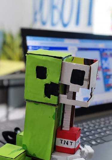 Robot inspirado en un videojuego, construido con creatividad.