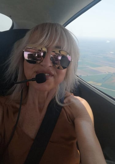 Renata Dalfiume ospite di una lezione di volo privato verso Asiago.