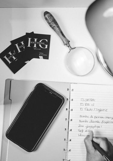 main du recruteur qui prend note dans son carnet