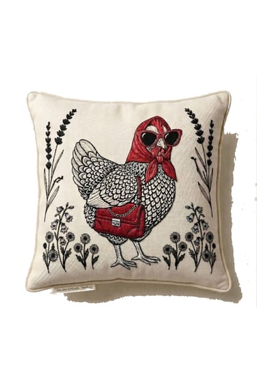 Cojin gallina  con lentes medida 45x45 bordado a mano