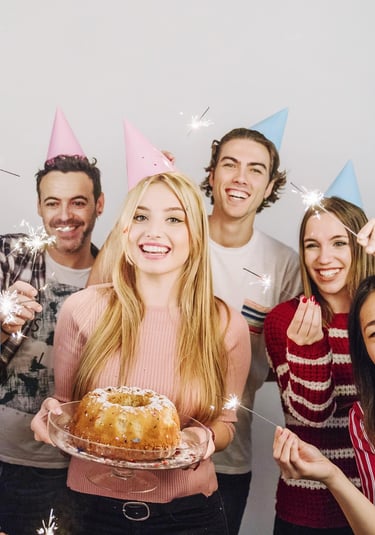zwei Frauen und zwei Männer lassen sich auf einer Geburtstagsfeier von der Fotobox fotografieren