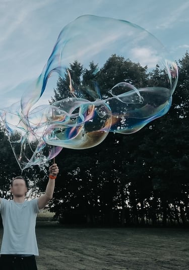 Milžiniški muilo burbulai žaidimas – žaidimų nuoma Klaipėdoje.