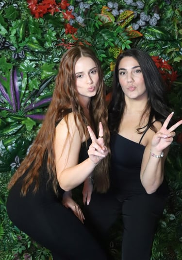 zwei Frauen gehen auf einer Geburtstagsparty in Pose und haben mit der Fotobox in Stuttgart Spaß