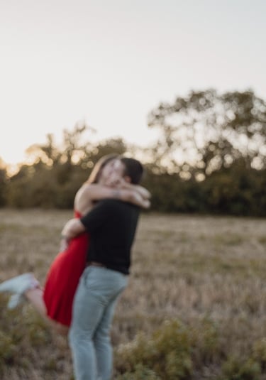 photo de couple flou se sautant dans les bras