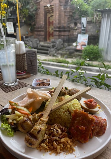 Plat indonésien de Nasi Kuning avec riz jaune et accompagnements
