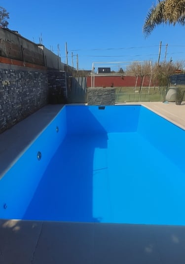 Piscina plastificada en color celeste en Moreno