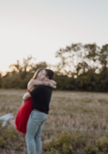 photo de couple flou se sautant dans les bras