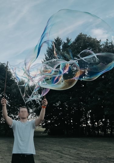 Milžiniški muilo burbulai žaidimas – žaidimų nuoma Klaipėdoje.