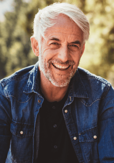 smiling business man bei dexit online