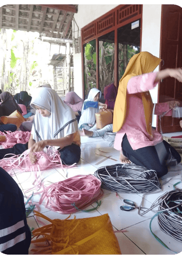 Group production of handmade jali jali woven bags by local artisans at Craftvitas Indonesia.