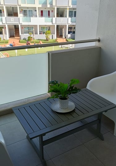 Foto de la terraza con vistas a la piscina de un apartamento en alquiler en Corralejo
