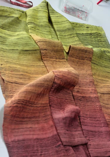 Karine-nguyen-van-tham-détail tissage de soie et teintures végétales, le feu de l'enfant