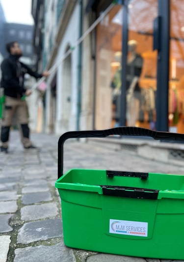 Agent de M & M Services Pro effectuant le nettoyage des sols dans un commerce à Rouen