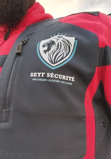 tenu de sécurité rouge normée validé et logo Seyf sécurité