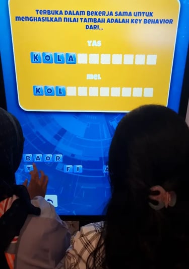 Crowd of Mandiri employees playing wrod scramble games at the learning festival