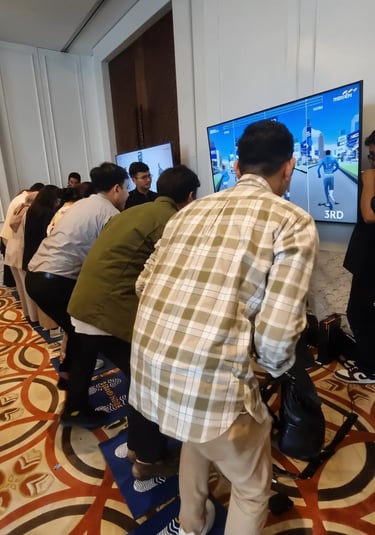 Crowd of Mandiri employees playing running games at the learning festival