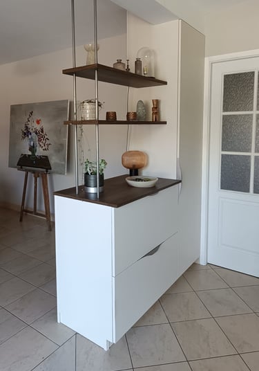 meuble de séparation avec des étagères en bois