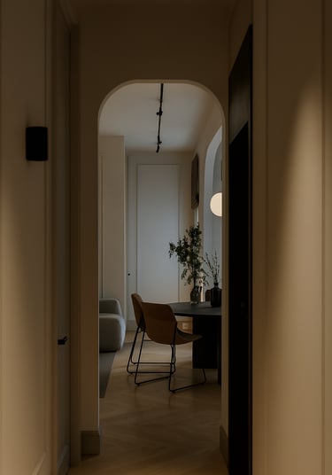 Couloir contemporain conçu par 1161 Studio à Alger, avec arches arrondies, éclairage linéaire suspen