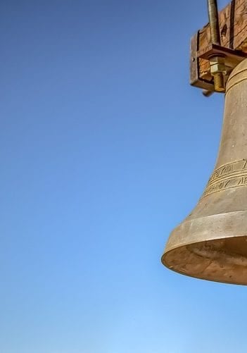 Sino de igreja usado como alarme coletivo em tempos históricos.