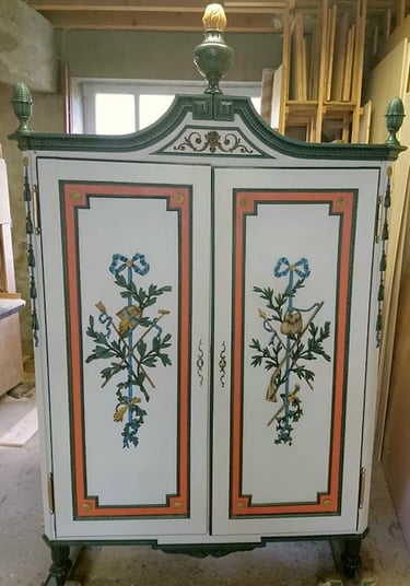 Restauration d'une armoire peinte et sculptée dont l'époque daterait de la fin révolution.