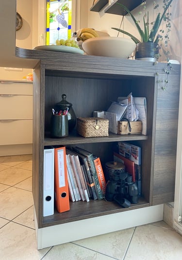 rangement ouvert en bois pour livre de cuisine