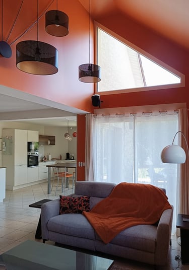 salon avec plafond cathédrale peint en orange