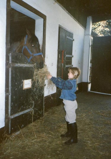 Kindheitsbild der Ponytante wie sie ein Pferd füttert