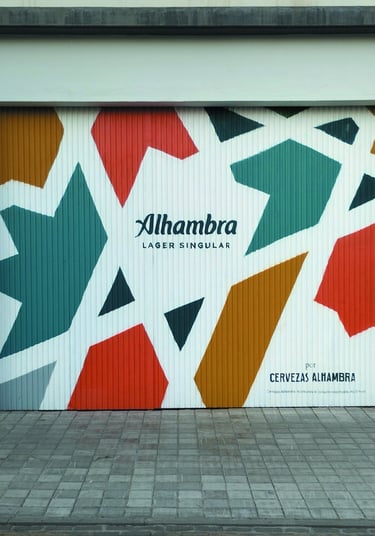 Graffiti mural en fachada fábrica Cervezas Alhambra. Para la campaña publicitaria de Grupo Mahou.