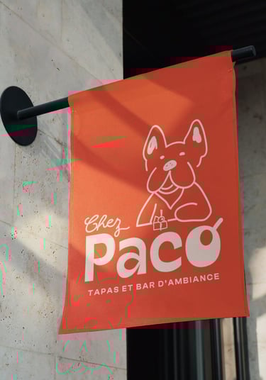 Branding "chez Paco" tapas et bar d'ambiance.Drapeau avec le logo en beige sur fond blanc