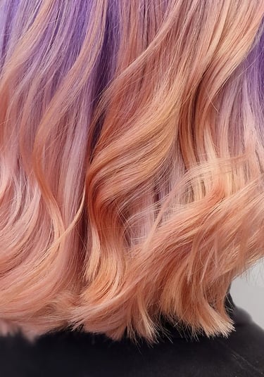 Ensin vaalennus ja suoraväri Keunen Color Chameleon väreillä liukuväri liilasta ruusukultaan