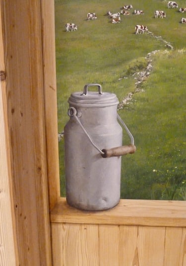 Peinture en trompe-l'oeil d'un pot à lait posé sur une fausse tablette en faux bois