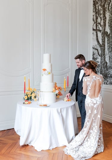 couple cutting the wedding cake