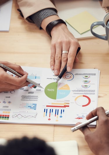 professionnels stressés en train de travailler en entreprise