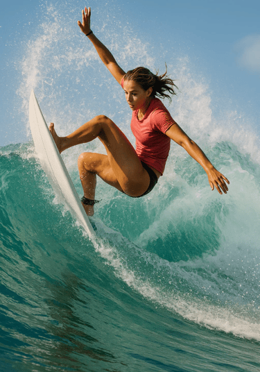 Une surfeuse réalise une figure de surf pour la journée du surf