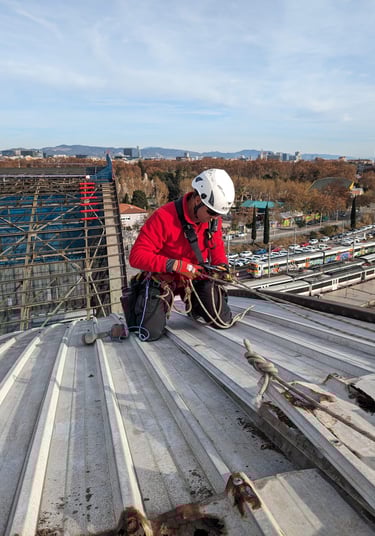David trabajando en una cubierta ferroviaria