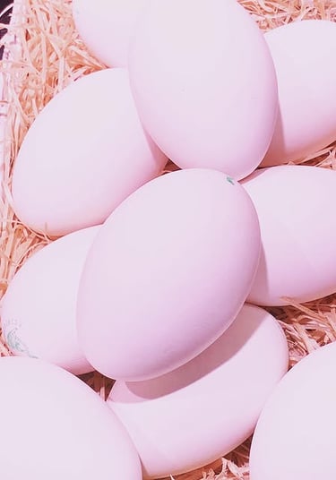 Una colección de huevos frescos de granja, blancos, reposando sobre una cama de paja natural en una 
