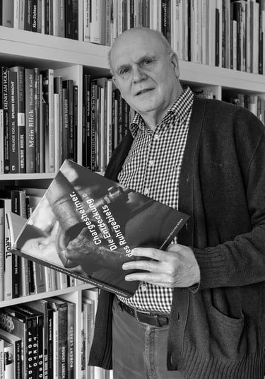Reinhard Mokros in seiner Bibliothek mit Fotobüchern.