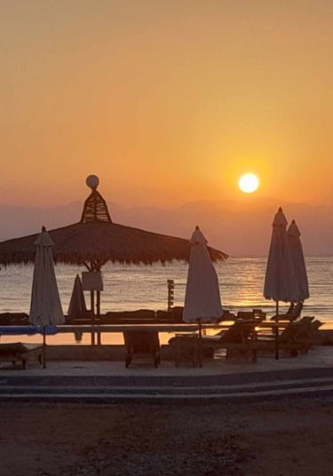 Sonnenaufgang vom Pool mit Meerblick in Ägypten