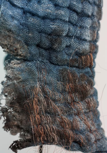 karine-nguyen-van-tham-coiffe HUMUS, lin indigo sculpté. Broderie crin de cheval. Détail