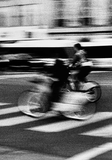 foto en movimiento, persona en bicicleta por la ciudad
