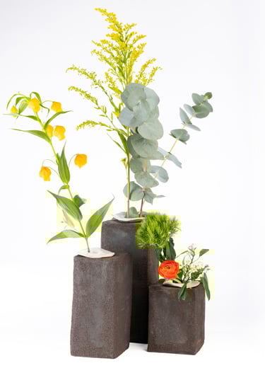 vases en grès noir, soliflore blanc  et bouquet de fleur